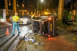 Auto belandt op z'n kant in Hilversum, schade enorm