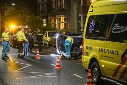 Auto belandt op z'n kant in Hilversum, schade enorm