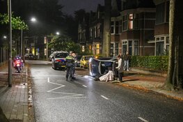 Auto belandt op z'n kant in Hilversum, schade enorm