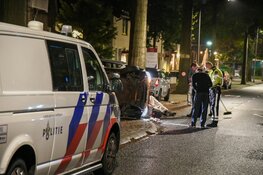 Auto belandt op z'n kant in Hilversum, schade enorm