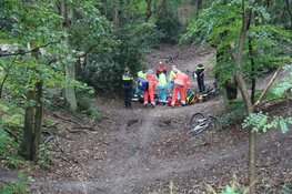 Mountainbiker zwaargewond na val in Huizen
