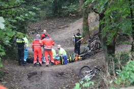 Mountainbiker zwaargewond na val in Huizen