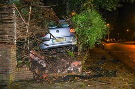 Auto belandt in tuin in Bussum, drie gewonden