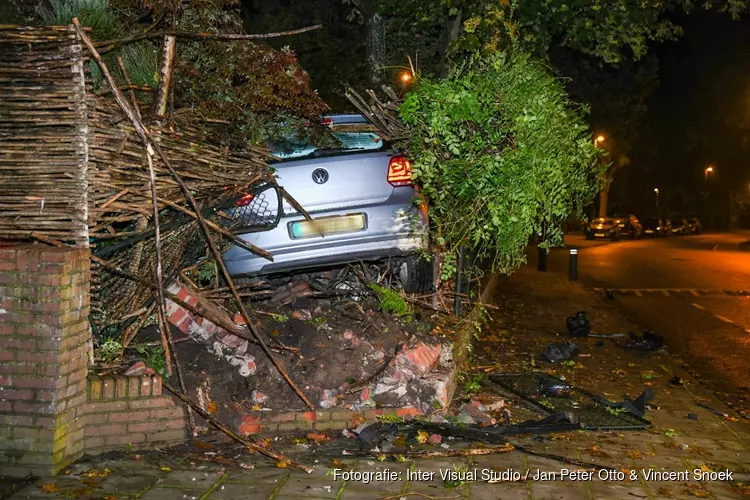 Auto belandt in tuin in Bussum, drie gewonden