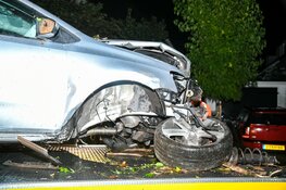 Auto belandt in tuin in Bussum, drie gewonden