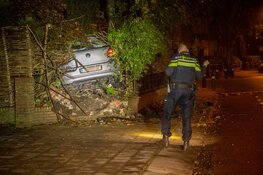 Auto belandt in tuin in Bussum, drie gewonden