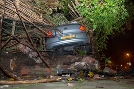 Auto belandt in tuin in Bussum, drie gewonden