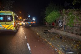 Auto belandt in tuin in Bussum, drie gewonden