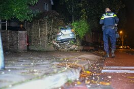 Auto belandt in tuin in Bussum, drie gewonden