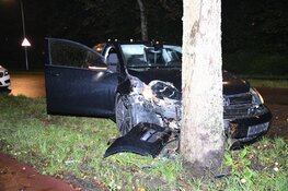 Auto tegen boom gereden in Hilversum