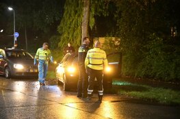 Auto tegen boom gereden in Hilversum