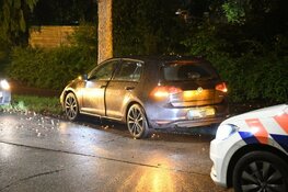 Auto tegen boom gereden in Hilversum