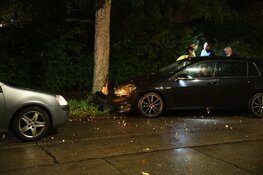 Auto tegen boom gereden in Hilversum