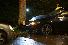 Auto tegen boom gereden in Hilversum