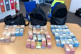 Bijna 800.000 euro in verborgen ruimte van bestelauto op de A1