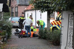 Maaltijdbezorger raakt gewond bij botsing in Blaricum, slachtoffer naar ziekenhuis