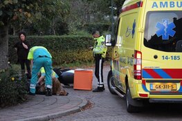 Maaltijdbezorger raakt gewond bij botsing in Blaricum, slachtoffer naar ziekenhuis