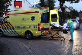 Maaltijdbezorger raakt gewond bij botsing in Blaricum, slachtoffer naar ziekenhuis