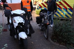 Maaltijdbezorger raakt gewond bij botsing in Blaricum, slachtoffer naar ziekenhuis