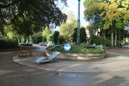 Jeugd zet rotondes vol met spullen in Bussum