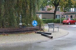 Jeugd zet rotondes vol met spullen in Bussum
