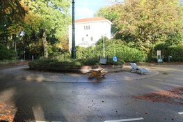 Jeugd zet rotondes vol met spullen in Bussum