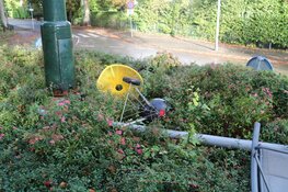 Jeugd zet rotondes vol met spullen in Bussum