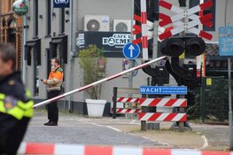 Vrachtwagen raakt bovenleiding op spoorwegovergang