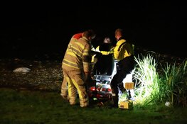 Brandweer haalt scootmobiel uit water in Hilversum