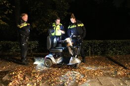 Brandweer haalt scootmobiel uit water in Hilversum