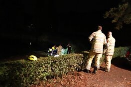 Brandweer haalt scootmobiel uit water in Hilversum